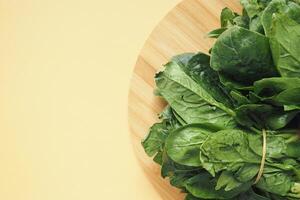 Fresh spinach leaves on table , photo