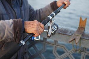 pescador con vara, hilado carrete , foto