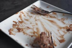 un vacío sucio plato con un tenedor. foto