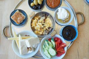 turco desayuno servido en mesa foto