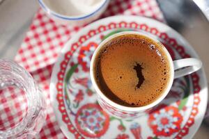 un taza de turco café en mesa foto