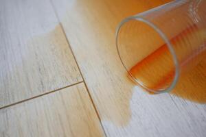 taza de café derramado en de madera piso foto