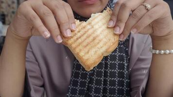 joven mujer comiendo tostado emparedado video