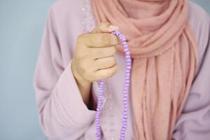 musulmán mujer mano Orando a Ramadán foto