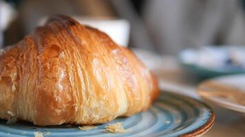 frisch gebackenes Croissant auf Teller mit Platz zum Kopieren video