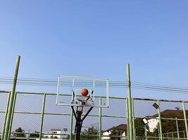 el baloncesto moscas mediante el aire hacia el aro foto