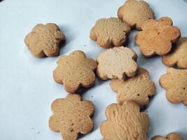 galletas flores aislado en un blanco antecedentes foto