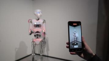 un' umanoide robot è presentata a il esposizione. tiro con un' Telefono e Fotografare un' robot su un' mobile Telefono. video