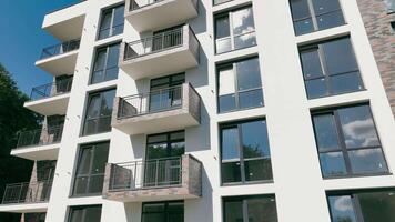 das Fassade von ein modern Hochhaus Gebäude. neu gebaut modern Wohn Gebäude mit Panorama- Fenster. video