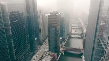 Chicago River und Downtown an einem nebligen, bewölkten Tag. chicago als geschäftszentrum der vereinigten staaten. video