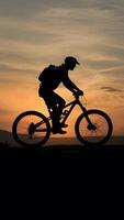 ai generado Disparo silueta de un hombre en montaña bicicleta a puesta de sol foto vertical móvil fondo de pantalla