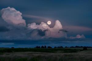 ai generado luz de la luna filtros mediante ondulante nubes en un fascinante escena foto