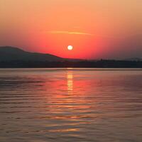 ai generado maravilloso puesta de sol terminado lago Ginebra, pacífico y sereno atmósfera para social medios de comunicación enviar Talla foto