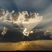 ai generado luces de sol radiante rayos filtrar mediante dramático nube formaciones para social medios de comunicación enviar Talla foto