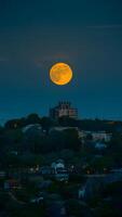 ai generado foto de stock lleno Luna ilumina el oscuridad con sus misterioso amarillo resplandor vertical móvil fondo de pantalla