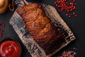 delicioso ahumado carne Cerdo o pollo con sal, especias y hierbas foto