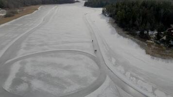 Winter Eis Skaten im Schweden durch Drohne video