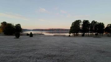 Schwedisch Landschaft Ansichten durch Drohne im spät fallen video