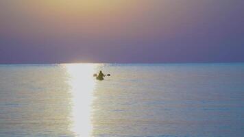 skön soluppgång över de medelhavs hav. hav yachter nära de Strand. video