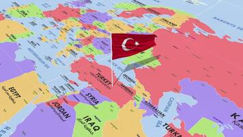 Turquía bandera ondulación en viento, mundo mapa giratorio alrededor bandera, sin costura bucle, 3d representación video