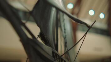 detailopname van een fiets wiel met wazig lichten in de achtergrond. video