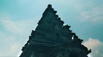 oude tempel silhouet tegen een blauw lucht met wolken. video