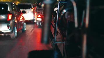 fechar-se do uma bicicleta guiador às noite com borrado cidade luzes e tráfego dentro a fundo. video