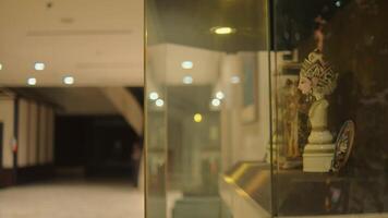 astratto sfocato corridoio nel un' moderno edificio con bicchiere riflessi e caldo illuminazione. video
