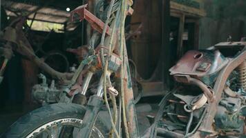 vintage motocicleta dentro uma rústico contexto, coberto com teias de aranha e pó, exibindo abandono e a passagem do tempo. video