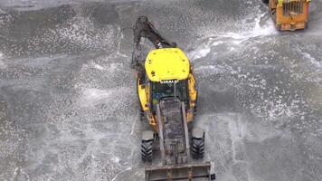 traktor lastare arbetssätt på våt jord video
