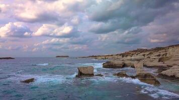 voar sobre a Mediterrâneo costa. ondas batida em lindo branco pedras. 4k video