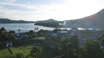 Antenne Aussicht von Fort Belgien mit Banda nein Ozean im Hintergrund. Maluku, Indonesien, April 12, 2024 video