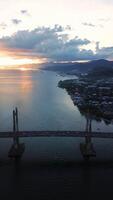 antenne visie van iconisch merah putih kabel bleef brug over ambon baai en wai Ruhu galala geel truss brug video