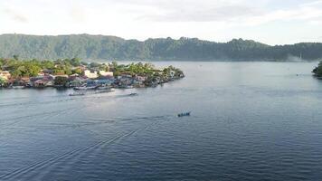 Antenne Aussicht von Drachen Boot Mannschaft Rudern zu das Tempo von ein am Bord Schlagzeuger. Molukken, Indonesien, April 12, 2024 video