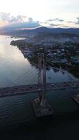 Antenne Aussicht von ikonisch Merah putih Kabel blieb Brücke quer ambon Bucht und wai ruhu galala Gelb Fachwerk Brücke video