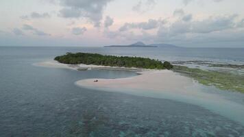 antenne visie reizen naar de paradijs zee strand. de Indonesië stranden. reizen naar eiland banda neira, idyllisch tropisch zee strand. kom tot rust Aan een leeg zee strand. video