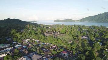 antenn se av fort belgica med banda neira hav i bakgrund. maluku, Indonesien, april 12, 2024 video