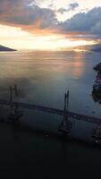 aéreo Visão do icônico Merah putih cabo ficou ponte através Ambon baía e wai ruhu gala amarelo treliça ponte video