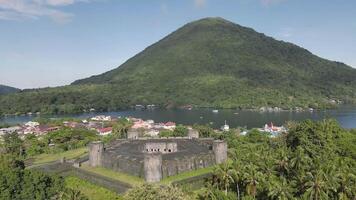 antenne visie van fort belgisch met banda neira oceaan in achtergrond. maluku, Indonesië, april 11, 2024 video