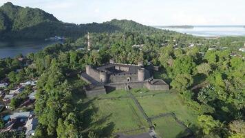 antenne visie van fort belgisch met banda neira oceaan in achtergrond. maluku, Indonesië, april 12, 2024 video