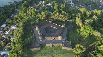 Antenne Aussicht von Fort Belgien mit Banda nein Ozean im Hintergrund. Molukken, Indonesien, April 12, 2024 video