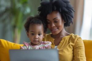 ai generado un africano americano madre y hija sentar juntos, curioso atentamente a el ordenador portátil pantalla. un mujer con un niño absorto en estudiando o teniendo divertido en el dispositivo foto