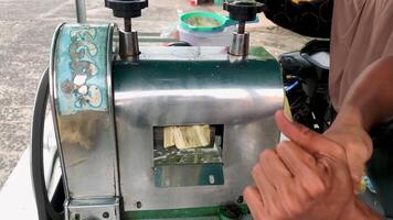 sugarcane ice milling machine, fresh natural sugarcane juice drink video