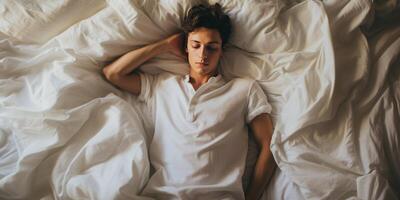 ai generado un hermoso hombre en blanco ropa duerme en un blanco cama. generativo ai foto