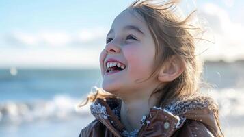 ai generado un hermosa pequeño niña se ríe ruidosamente en el costa foto