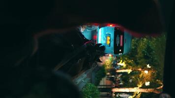 Noche urbano escena con un borroso ver de un ciudad autobús mediante un cubierto de gotas de lluvia ventana, transporte un malhumorado, atmosférico ciudad vida. video