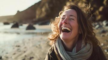 ai generado un hermosa mujer se ríe ruidosamente en el costa foto