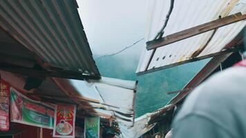 bruisend markt straat met luifels en berg backdrop video