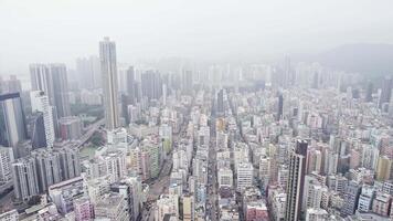 mongok district dans Hong Kong, grattes ciels dans brume, drone vue video