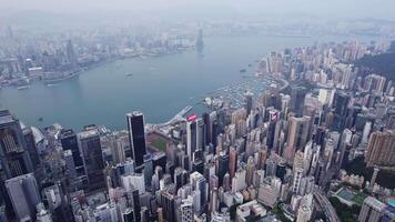 Aussicht von das ganze von Hong kong im Nebel Panorama video